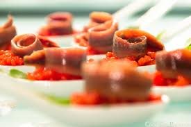 Anchoas del Cantábrico sobre caviar de tomate