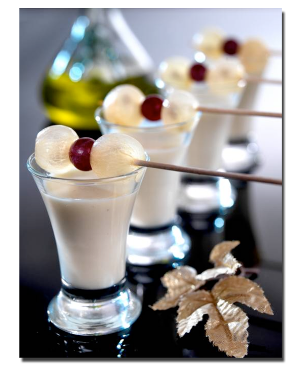 Chupito de crema de almendras y uvas con aceite de oliva virgen extra