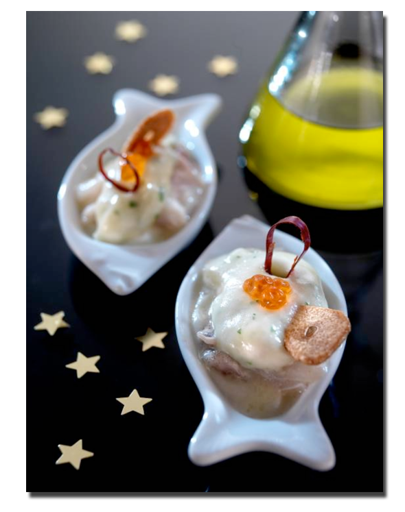 Kokotxas de bacalao sobre puré de coliflor y huevas de salmón